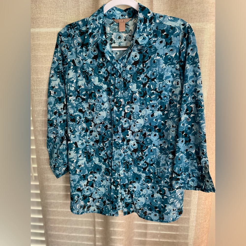 Womens top. Size large. Very nice shirt. Only worn a few times.